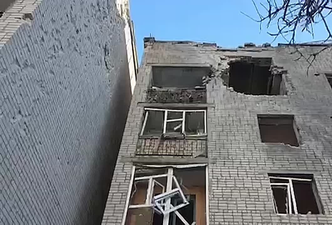Один человек находится в крайне тяжелом состоянии после удара ВСУ по пятиэтажке в Свердловске в ЛНР, заявили в Свердловской центральной городской многопрофильной больнице