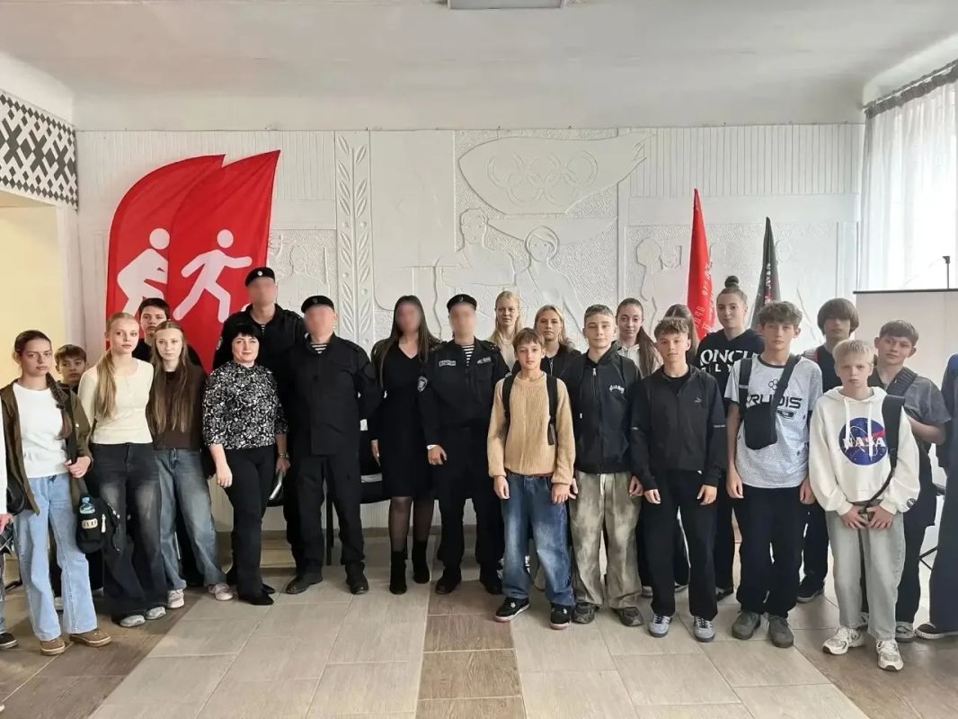 Сотрудники Спецполка полиции провели профориентационную встречу с учащимися Луганского училища физической культуры