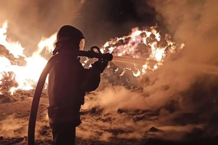 В ЛНР спасатели ликвидировали крупный пожар в селе Бурчак-Михайловка