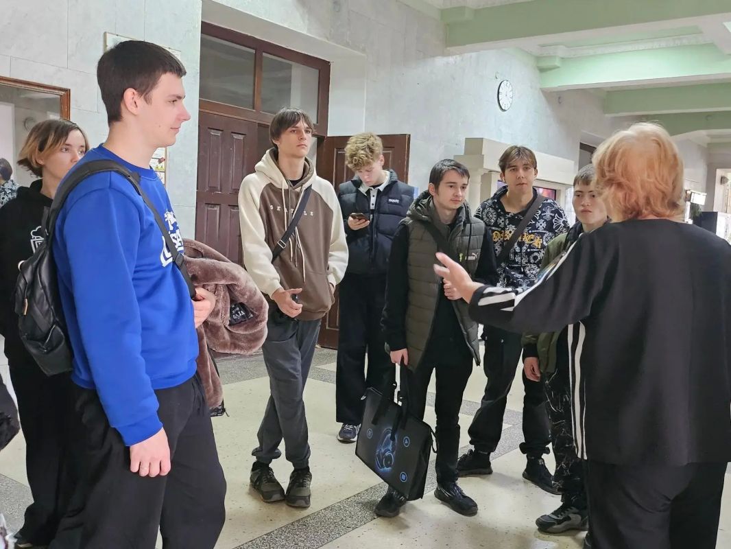 В рамках партийного проекта "Моя карьера с Единой Россией" студенты Брянковского колледжа ЛГПУ приняли участие в профтуре во Дворце культуры городского округа города Брянки