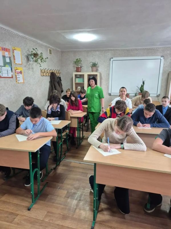 Специалист Славяносербской ЦРБ провела профориентационную встречу с учащимися Краснолучской СШ