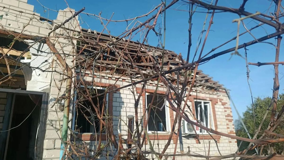 Обстрел. Кадры с последствиями удара украинских боевиков по Краснодонскому округу