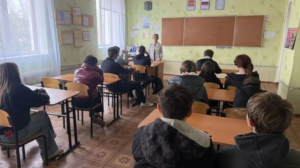 Специалист Селезневской амбулатории провела беседу с учащимися колледжа № 79 о профилактике ранней беременности