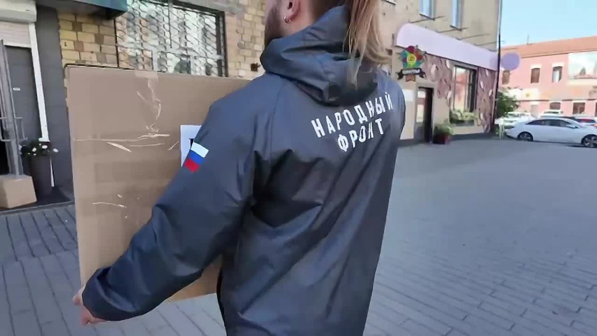 Врачи из Красноярска собрали 300 килограммов вещей для детей без родителей Свердловска ЛНР