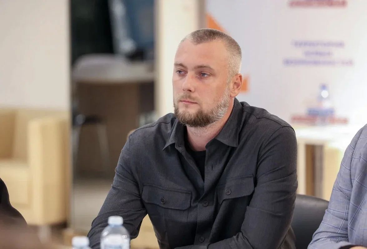 Максим Величко: Сегодня на площадке Президентской платформы «Россия — страна возможностей» принял участие во встрече Молодёжного парламента при Народном Совете ЛНР со школьниками, студентами и представителями общественности