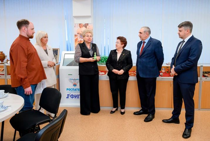 Ольга Бас: Вчерашний день был наполнен важными событиями и плодотворным общением! Я побывала в Федеральном институте промышленной собственности (ФИПС), где нам, гостям, провели экскурсию по Музею региональных брендов...