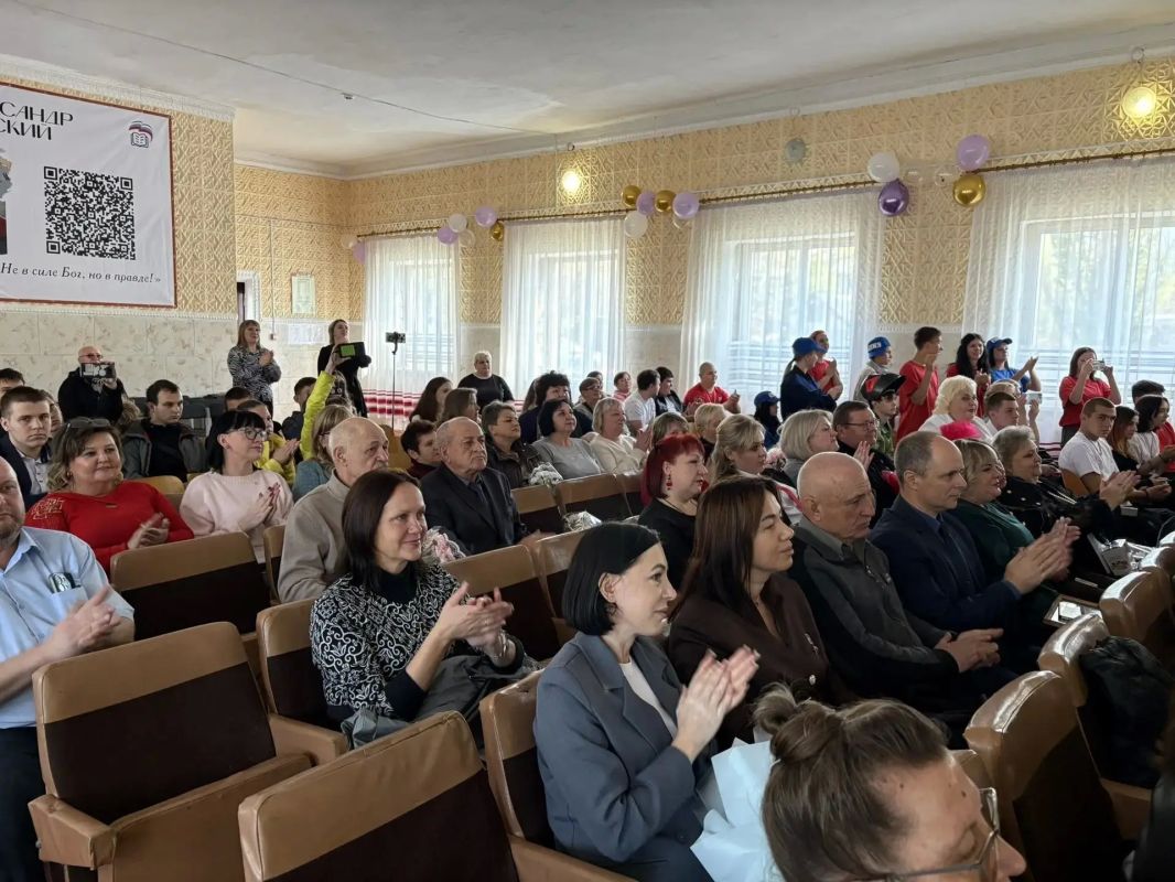 Посетил торжественное мероприятие, посвященное 80-ому юбилею Краснолучского строительного колледжа