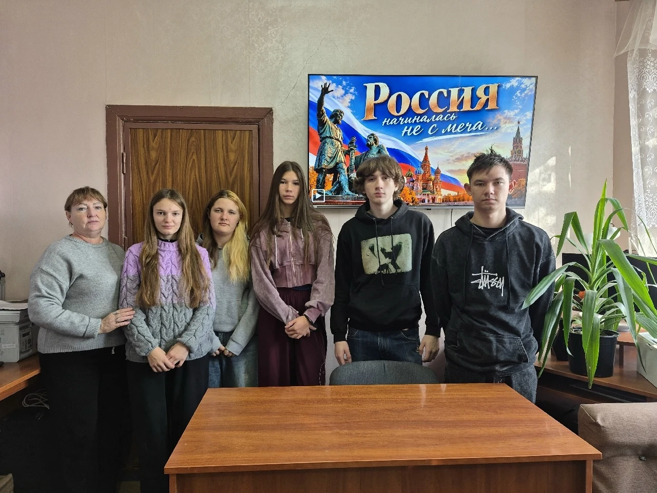 В Лутугинской центральной районной библиотеки состоялся час истории «Россия начиналась не с меча…»
