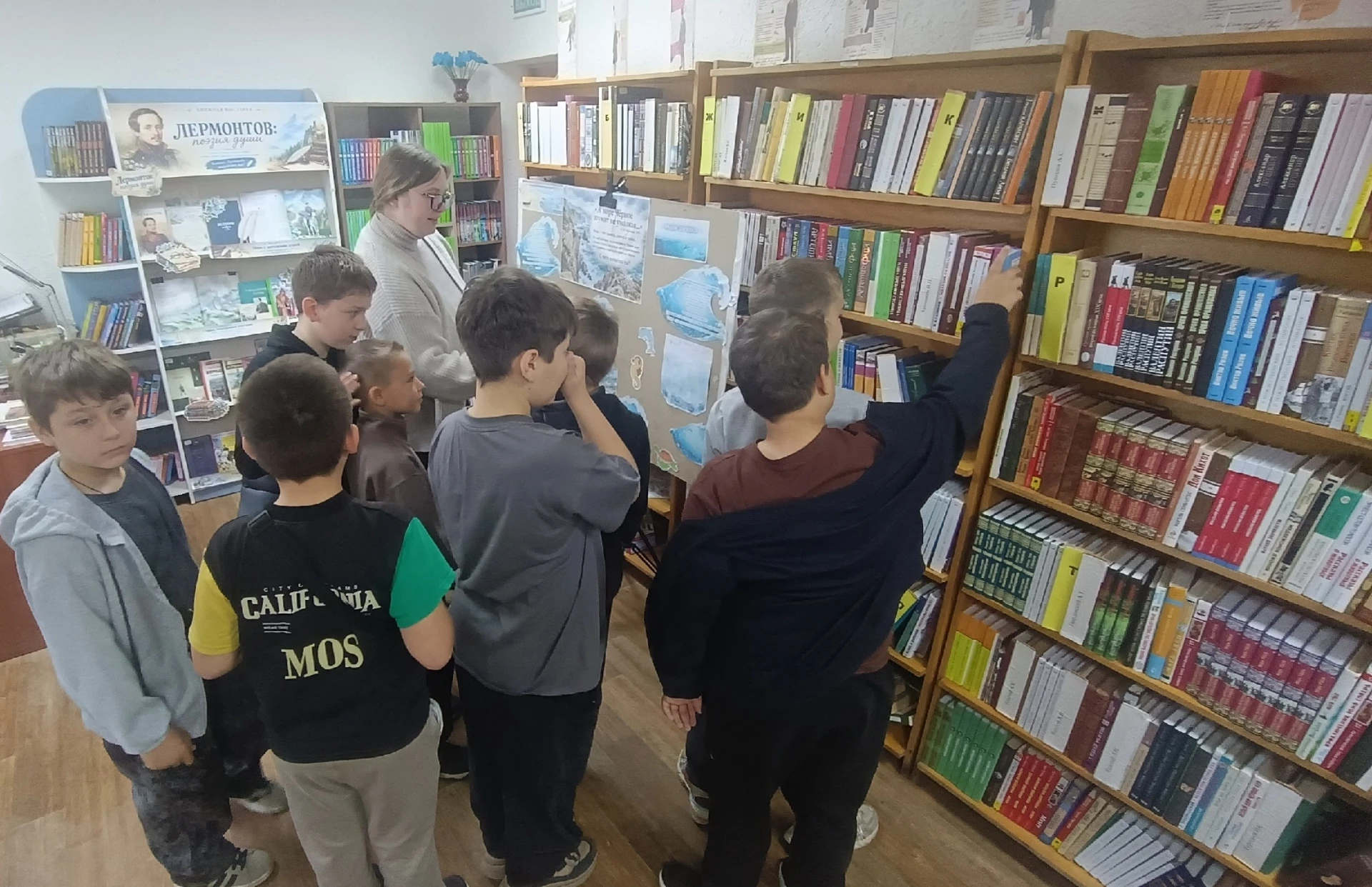 В Лутугинской Районной библиотеке для детей прошла беседа у стендовой выставки «А море Чёрное шумит, не умолкая», приуроченная к Международному дню Чёрного моря