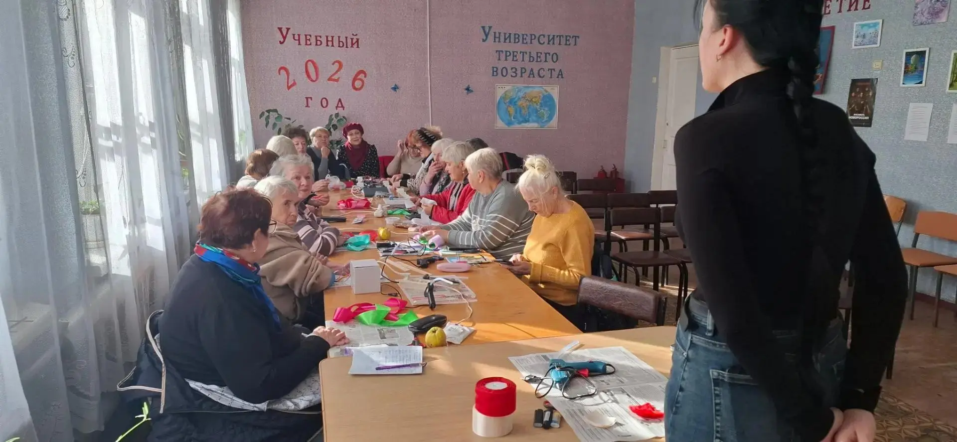 29 октября в Краснолучском КЦСОН на факультете «Декоративно-прикладное искусство» Университета третьего возраста состоялся мастер-класс «Брошь своими руками»