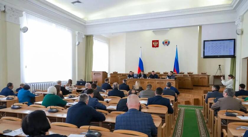 Народный Совет ЛНР утвердил поправки в региональный закон о бюджете на 2026 год и плановые период 2027–2028 годов, доходы бюджета прогнозируются в размере 197,5 млрд руб., расходы — 216,3 млрд руб