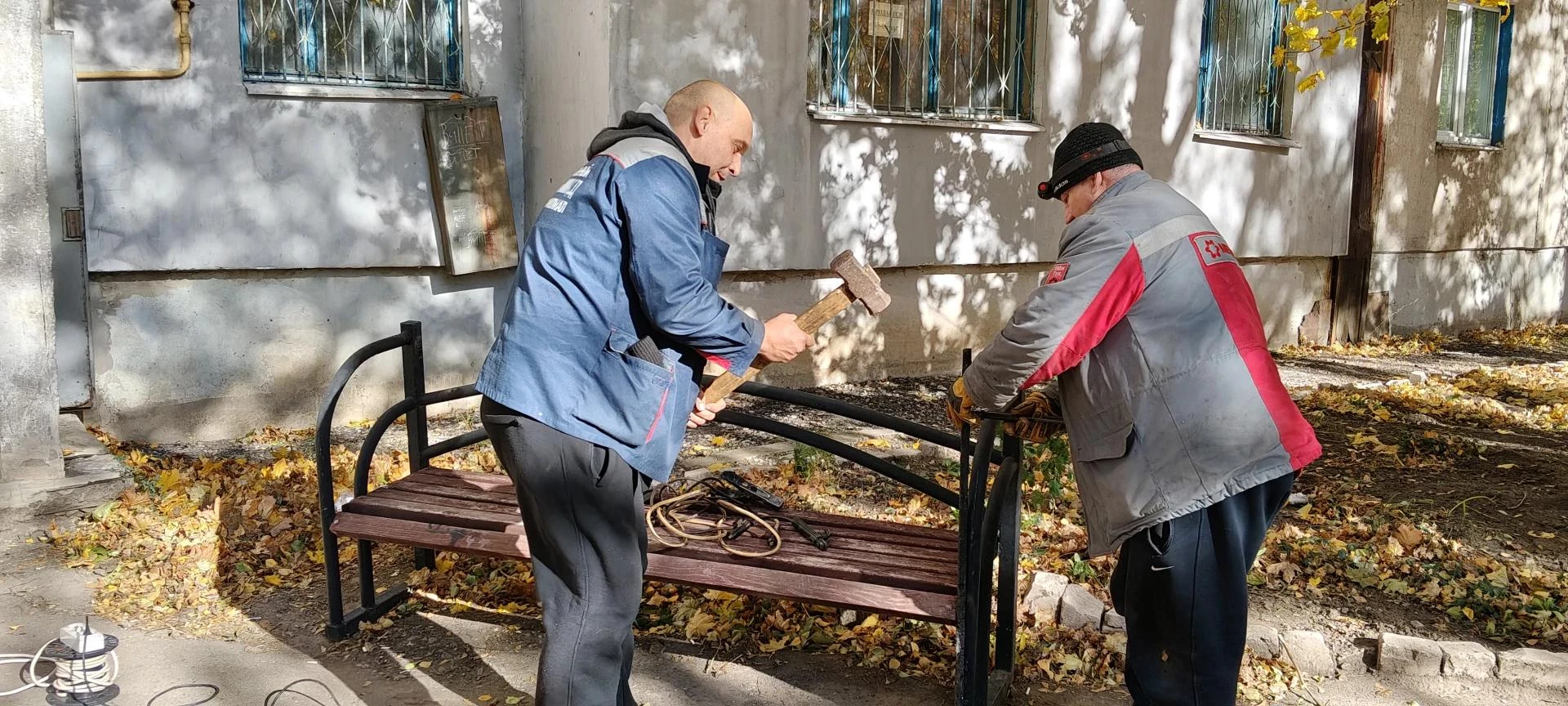Сегодня в городе Молодогвардейске по моему поручению у подъезда дома № 13 на улице Тюленина установили новую лавочку