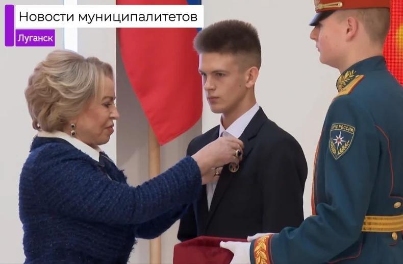 Луганский школьник получил медаль Совета Федерации за спасение друга Ученик гимназии №52 Луганска Ростислав Токарев удостоен памятной медали «За проявленное мужество»
