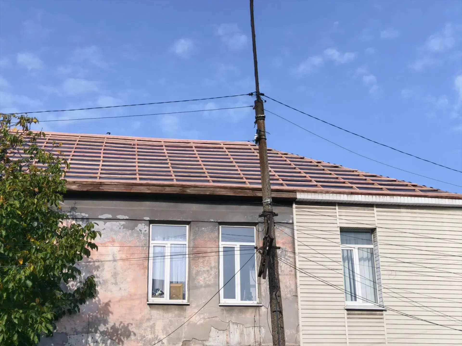 Республика Коми продолжает ремонт кровли детской художественной школы в Ровеньках