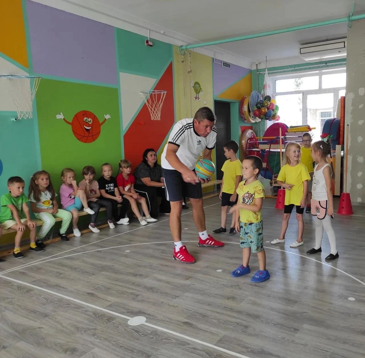 День тренера — на футбольном поле: в Северодонецке единороссы провели открытую тренировку для юных футболистов и поздравили тренера с праздником
