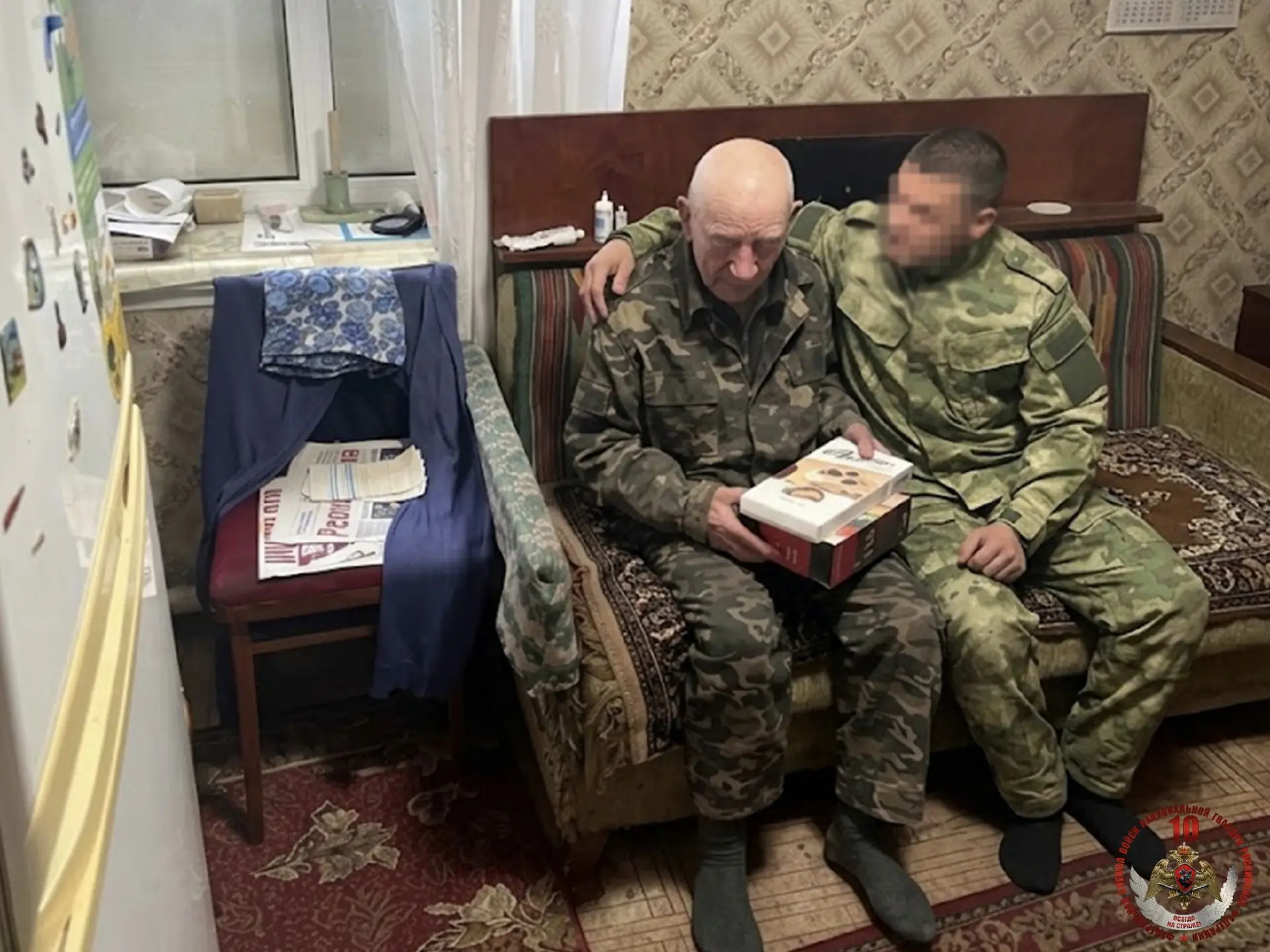 Росгвардейцы в ЛНР навестили труженика тыла и помогли по хозяйству