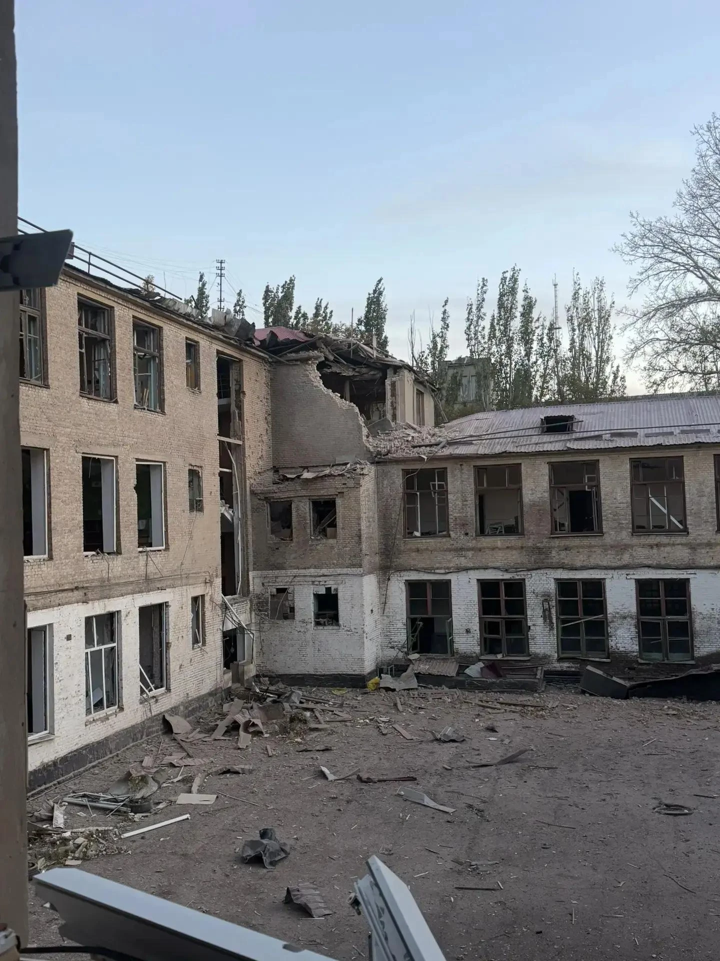 В Луганске спасают документы из здания Госархива, повреждённого при обстреле