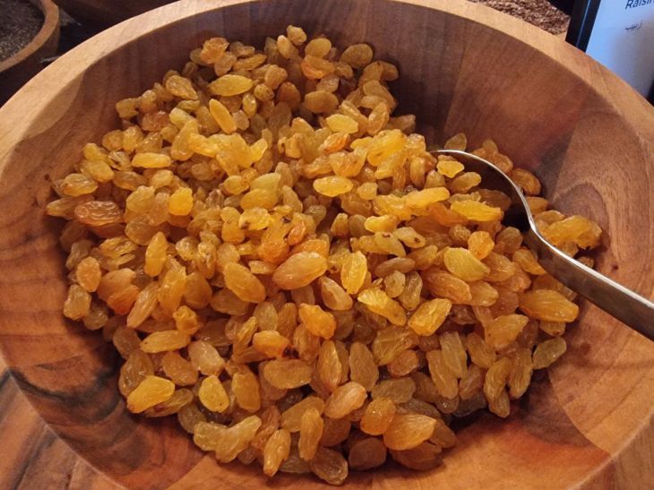 Вот зачем нужно пить воду с изюмом: польза в каждом глотке